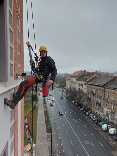 Ipari alpintechnikai munka közben